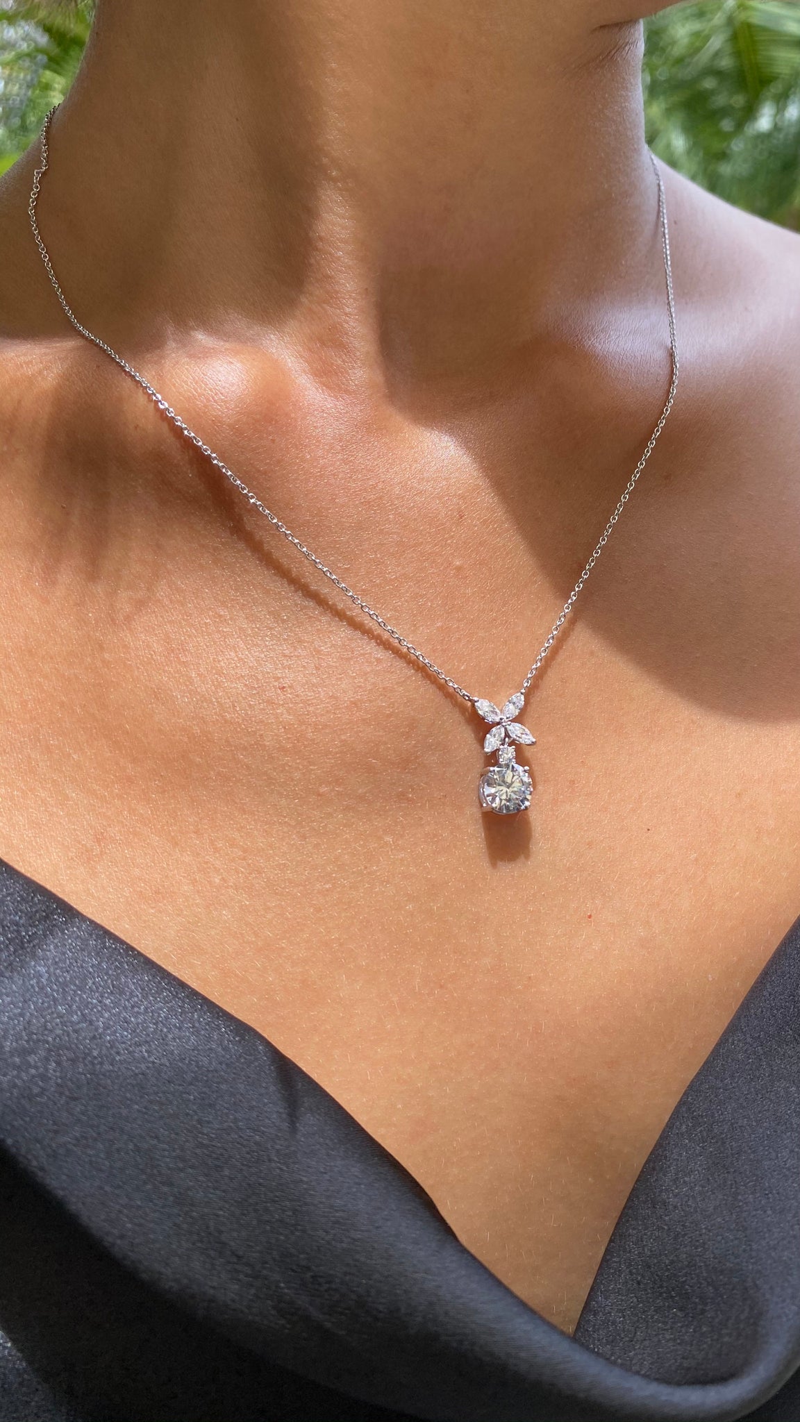 Jasmine Chicory Round Pendant Necklace