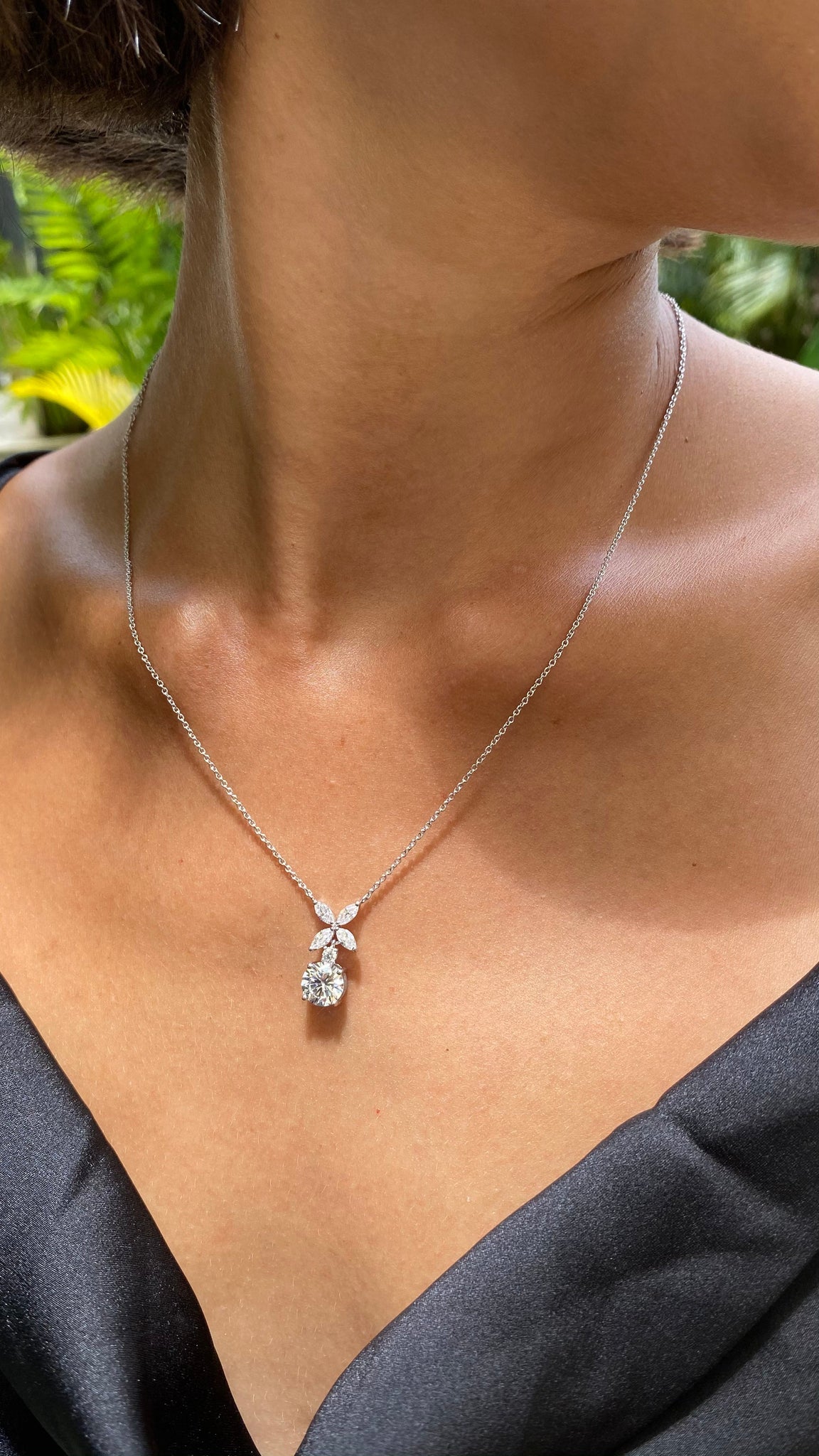 Jasmine Chicory Round Pendant Necklace